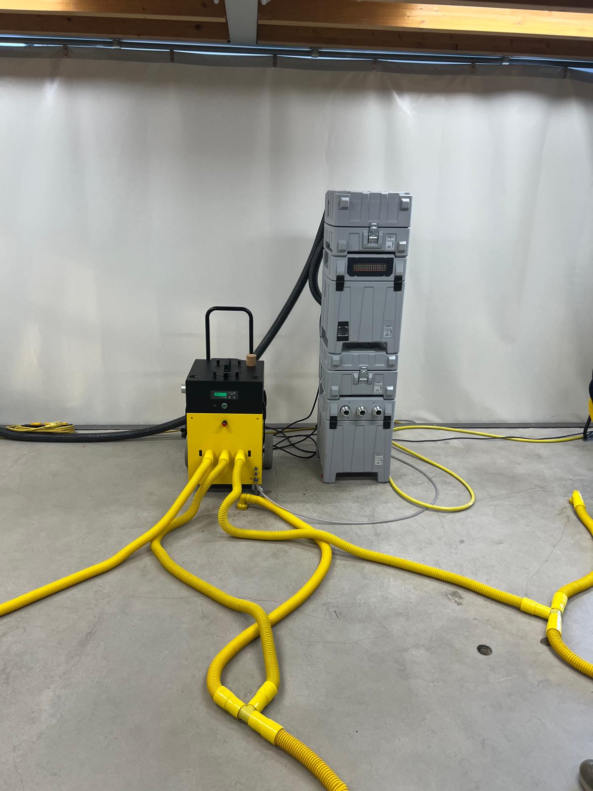 Trocknungsmaschinen und Schläuche im Einsatz